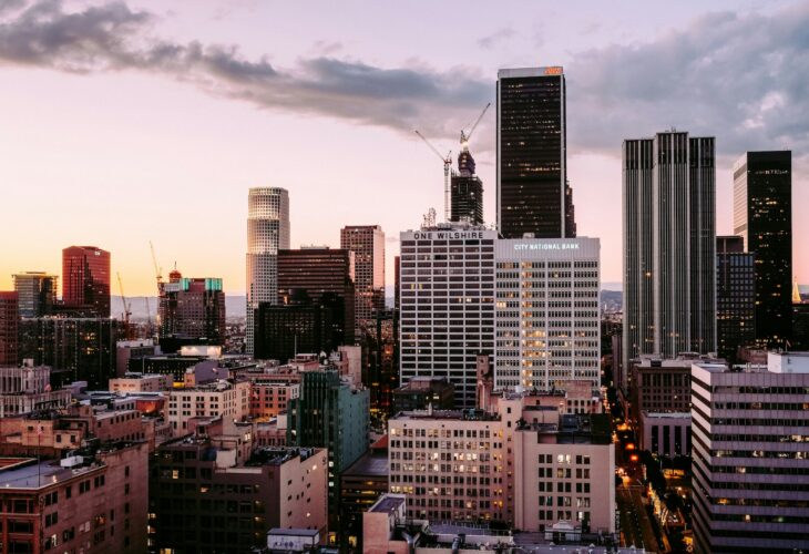 インサイドセールスとフィールドセールスの違いとは？仕事内容・年収・転職難易度を比較